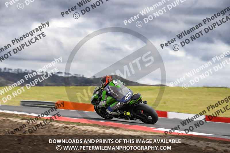 cadwell no limits trackday;cadwell park;cadwell park photographs;cadwell trackday photographs;enduro digital images;event digital images;eventdigitalimages;navarra;no limits trackdays;peter wileman photography;racing digital images;trackday digital images;trackday photos